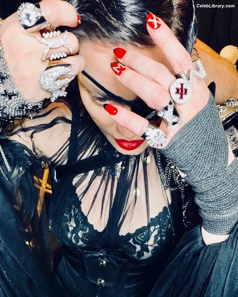 Madonna photo 10 of 443