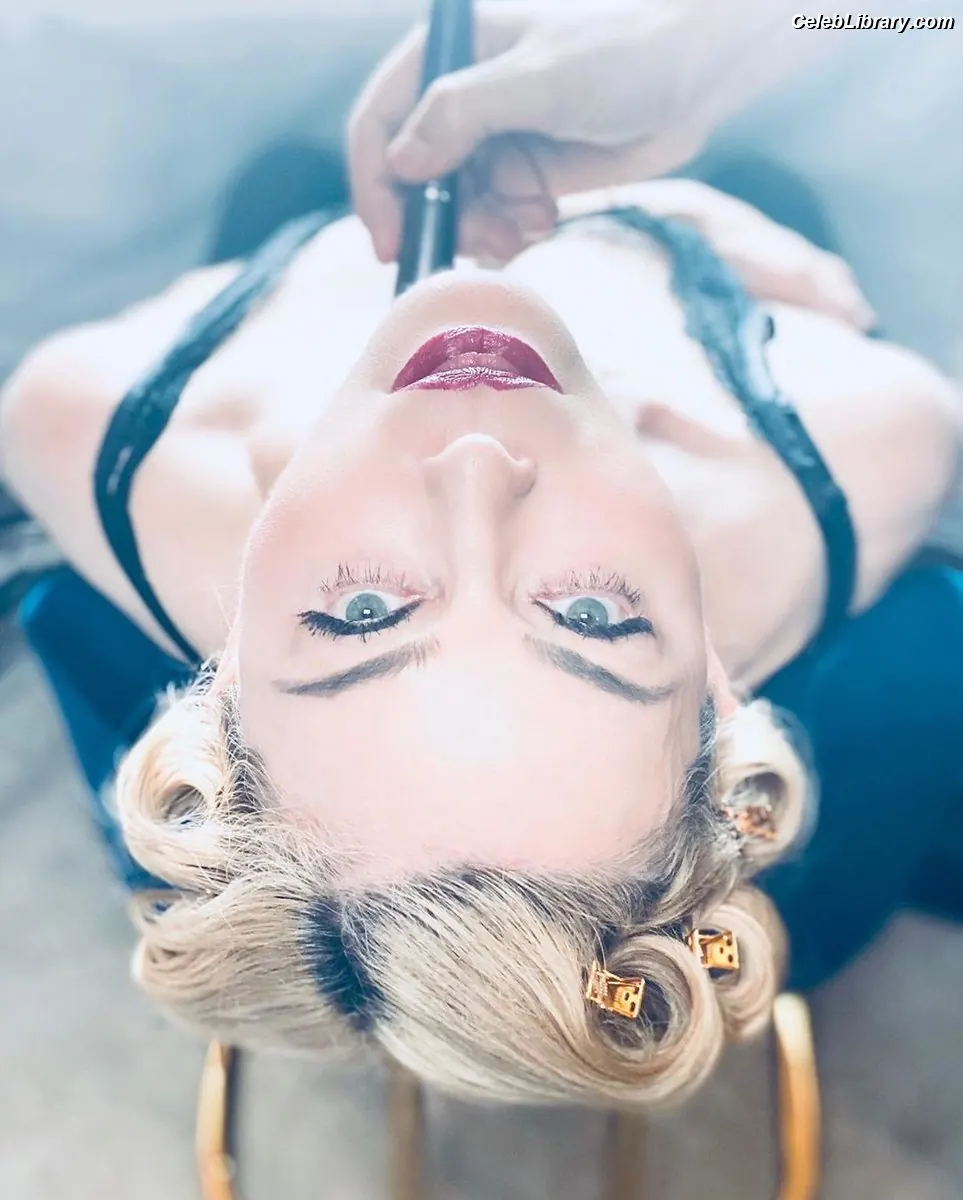 Madonna photo 14 of 443