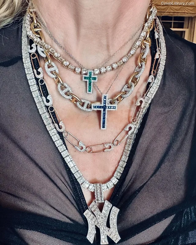 Madonna photo 8 of 444