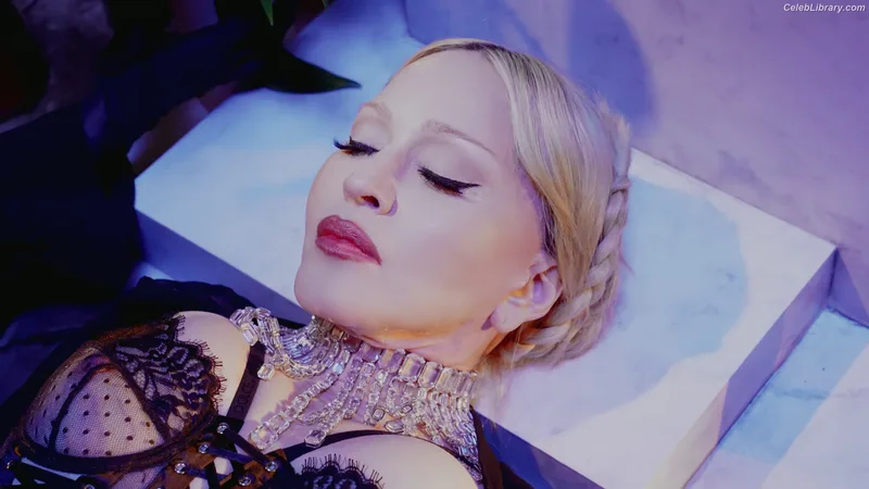 Madonna photo 16 of 444