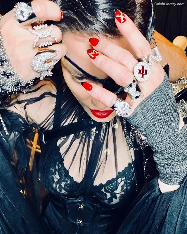 Madonna photo 10 of 444