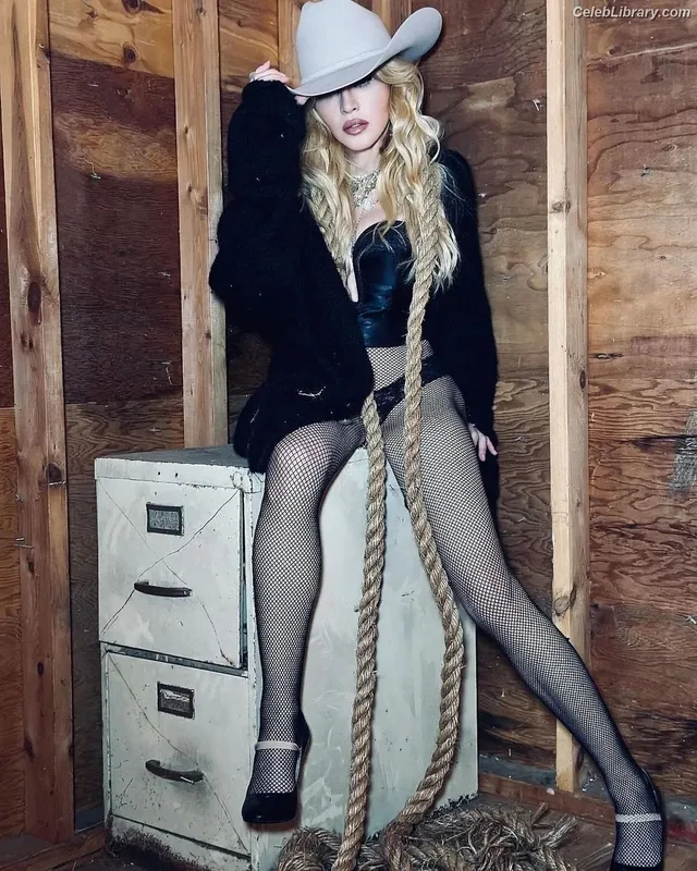Madonna photo 21 of 444