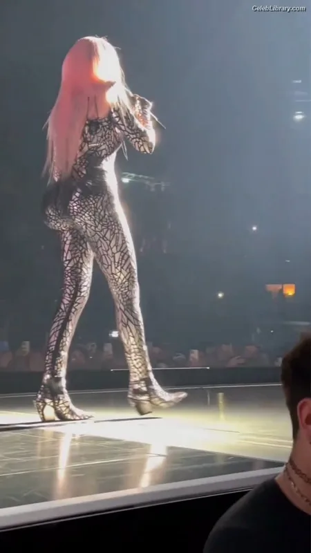 Madonna photo 11 of 444