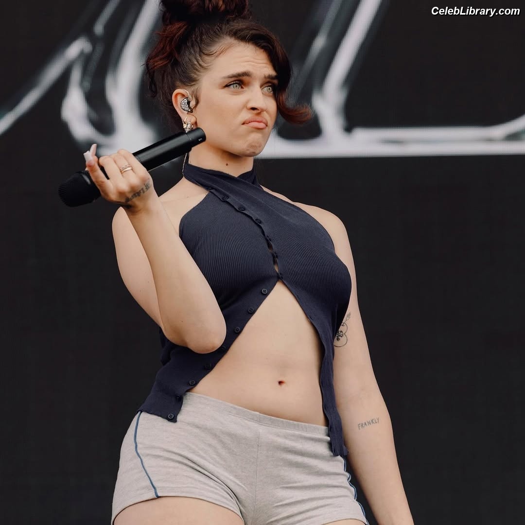 Mae Muller photo 21 of 117