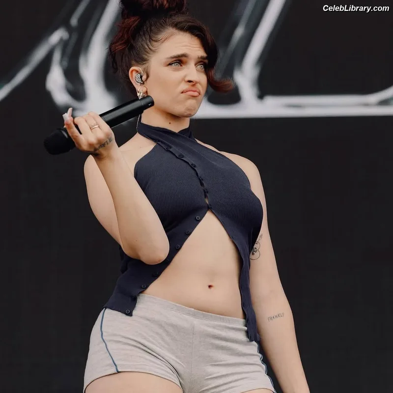 Mae Muller photo 21 of 117