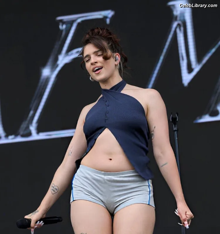 Mae Muller photo 3 of 117