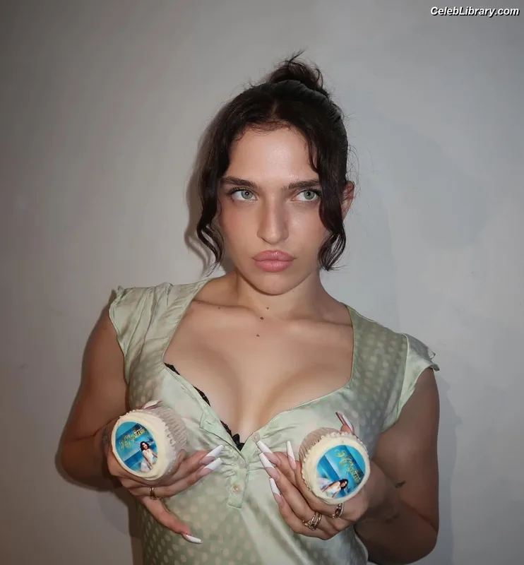 Mae Muller photo 6 of 117