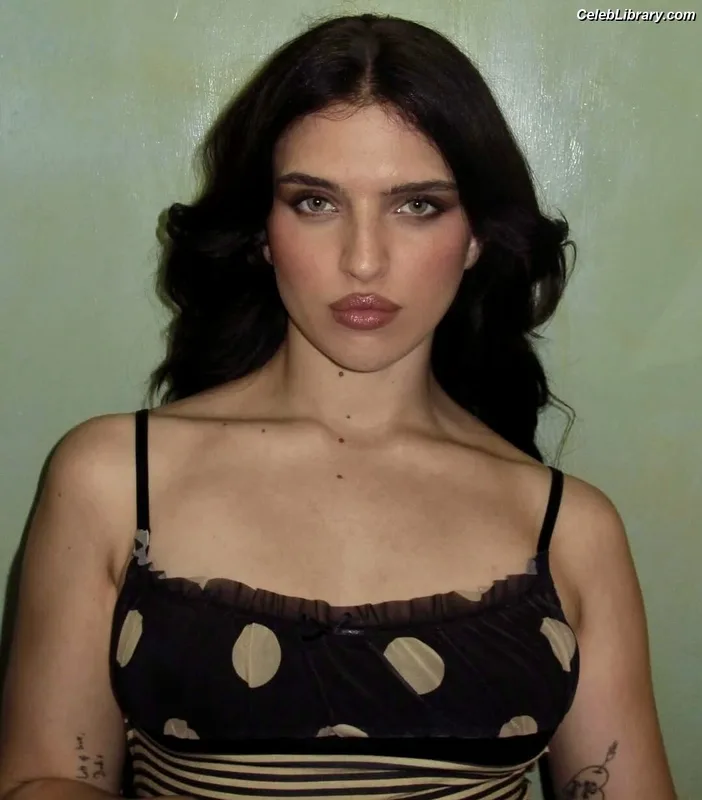Mae Muller photo 12 of 117