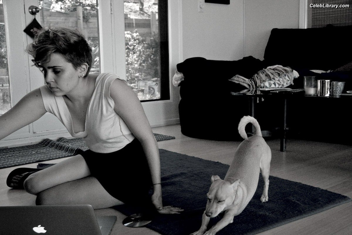 Mae Whitman photo 7 of 12