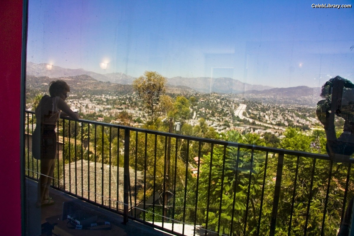 Mae Whitman photo 11 of 12