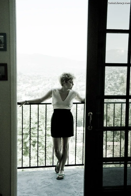 Mae Whitman photo 2 of 12