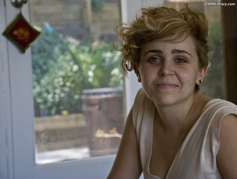 Mae Whitman photo 4 of 12