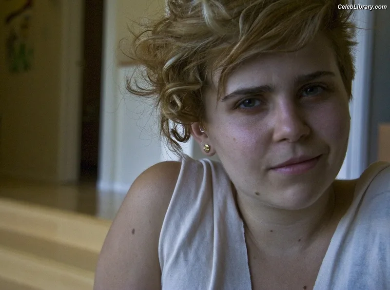 Mae Whitman photo 5 of 12