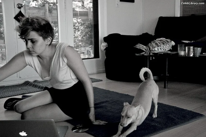 Mae Whitman photo 6 of 12
