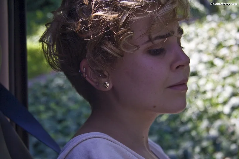 Mae Whitman photo 9 of 12