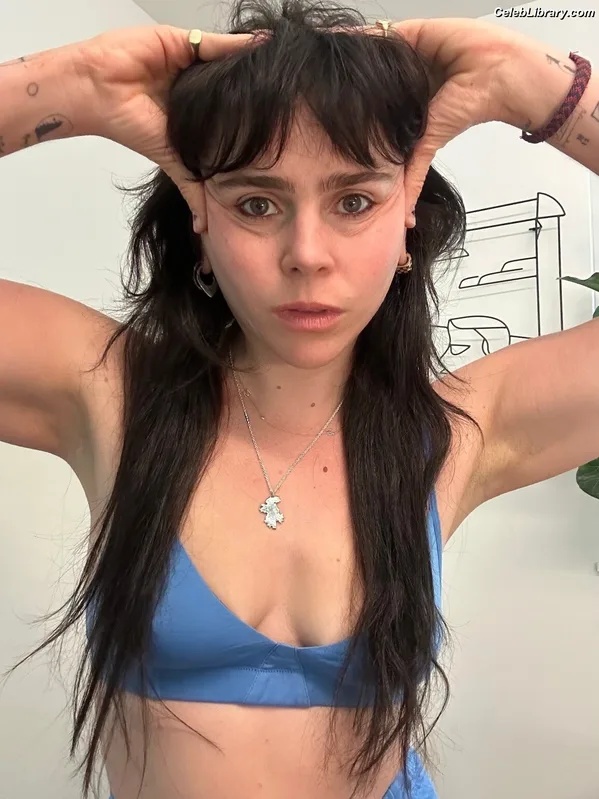 Mae Whitman photo 11 of 12