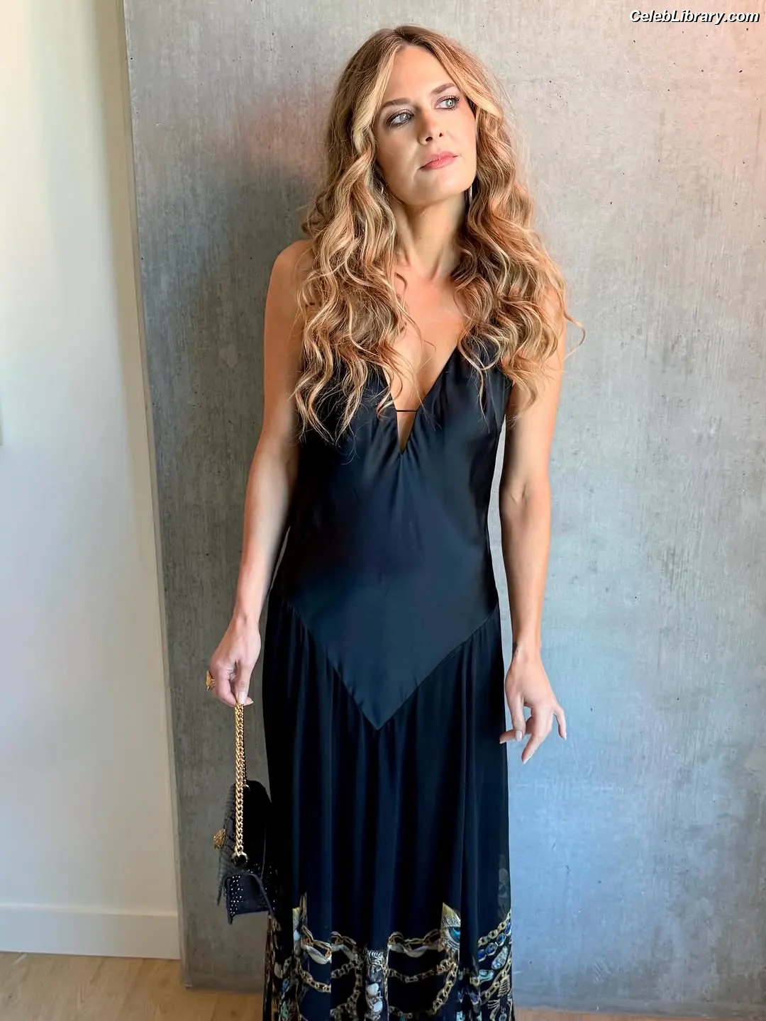 Maggie Lawson photo 3 of 5