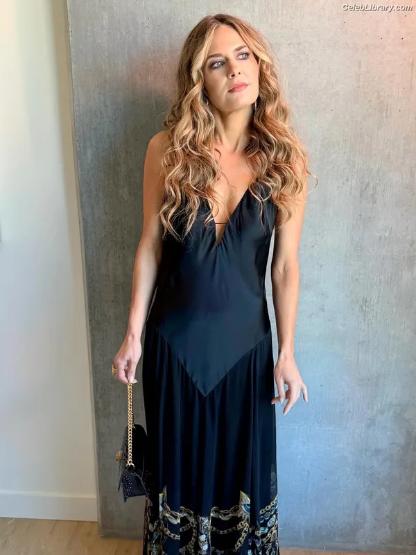 Maggie Lawson photo 3 of 6