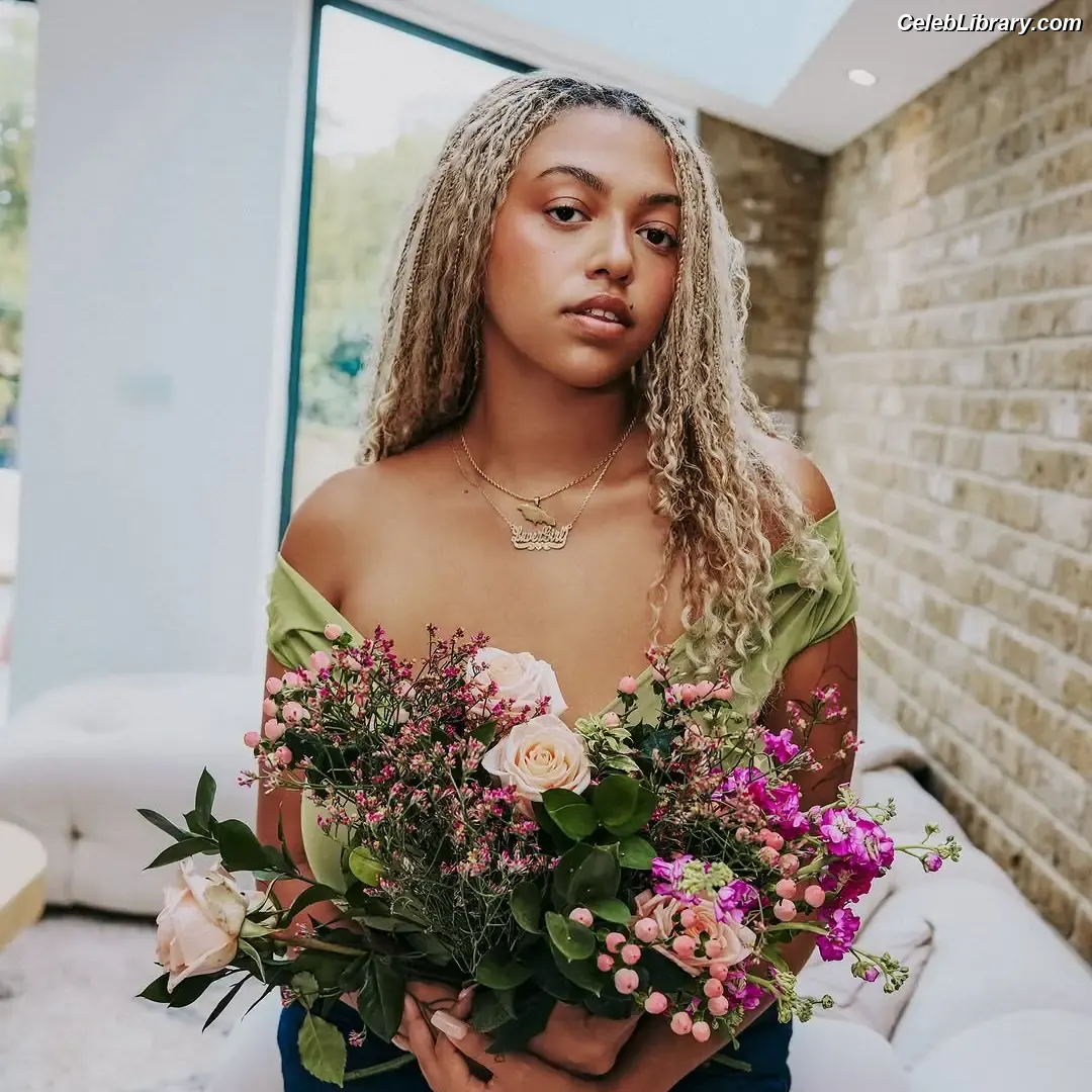 Mahalia photo 6 of 171