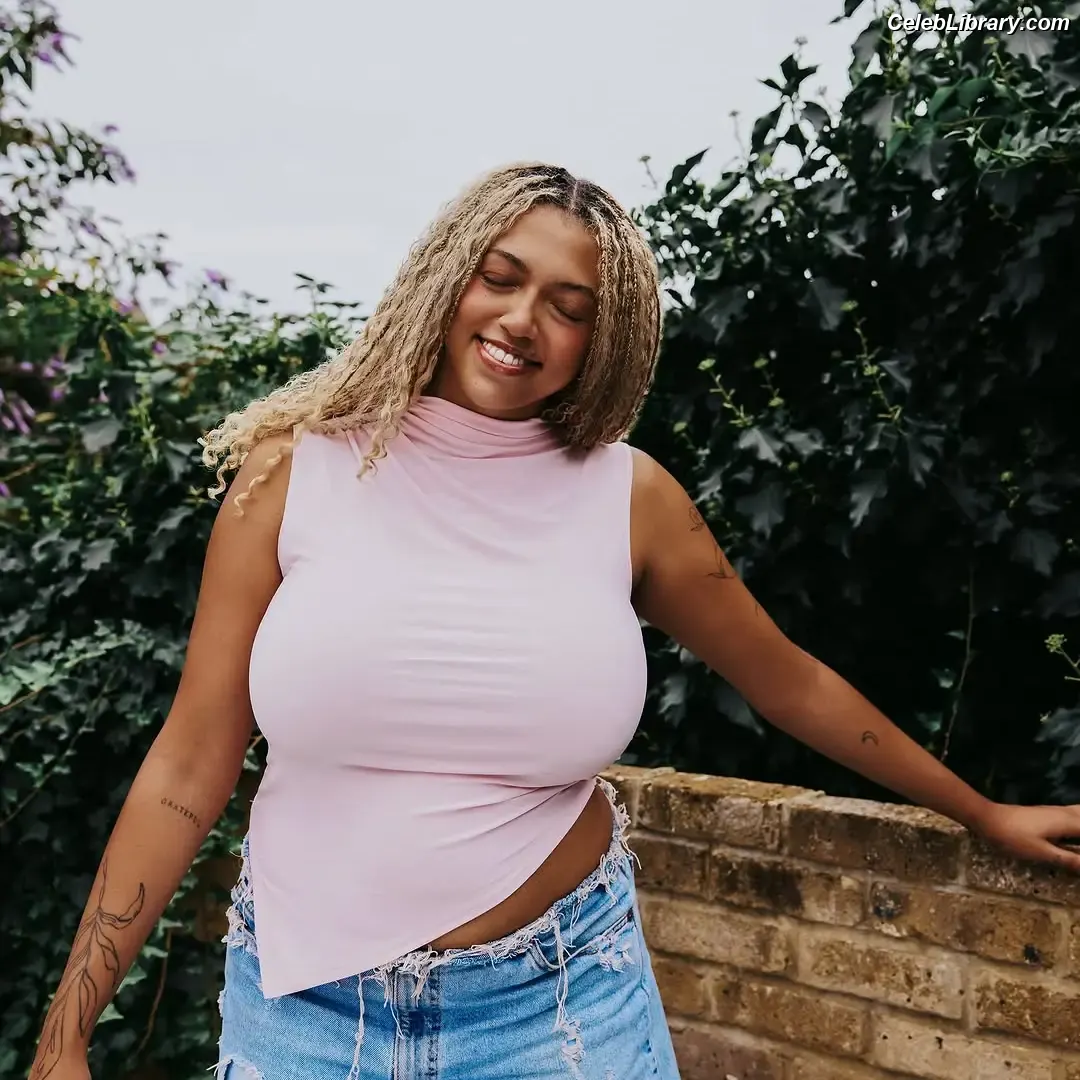 Mahalia photo 9 of 171