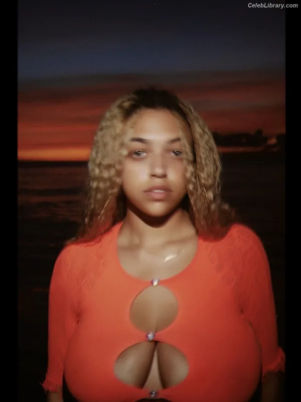 Mahalia photo 10 of 172