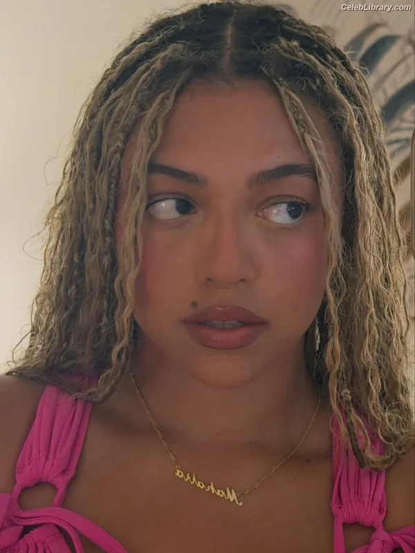 Mahalia photo 18 of 172
