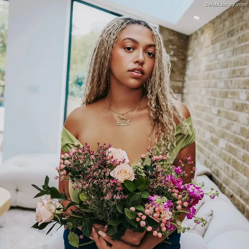 Mahalia photo 6 of 172