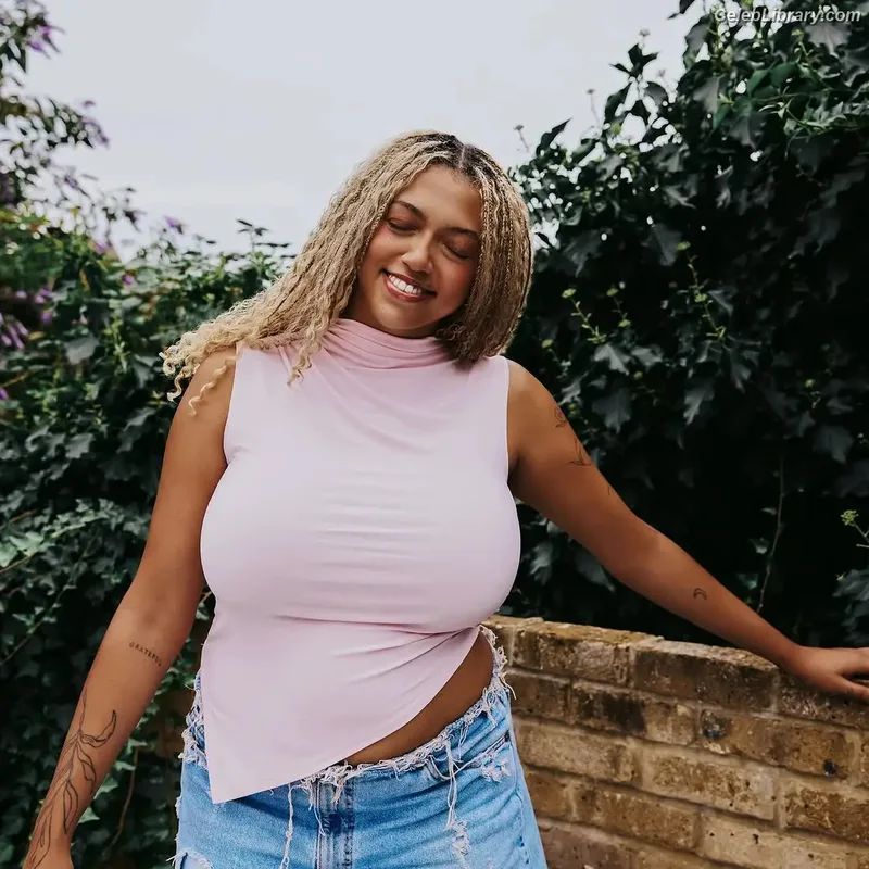 Mahalia photo 9 of 172
