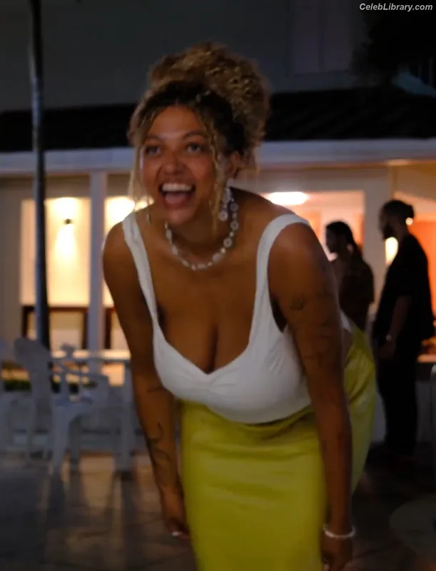 Mahalia photo 3 of 172