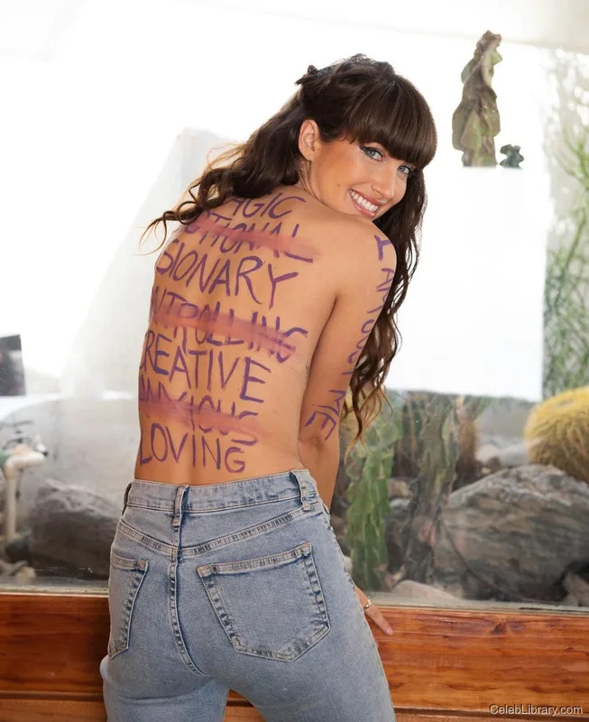 Maiara Walsh photo 15 of 24
