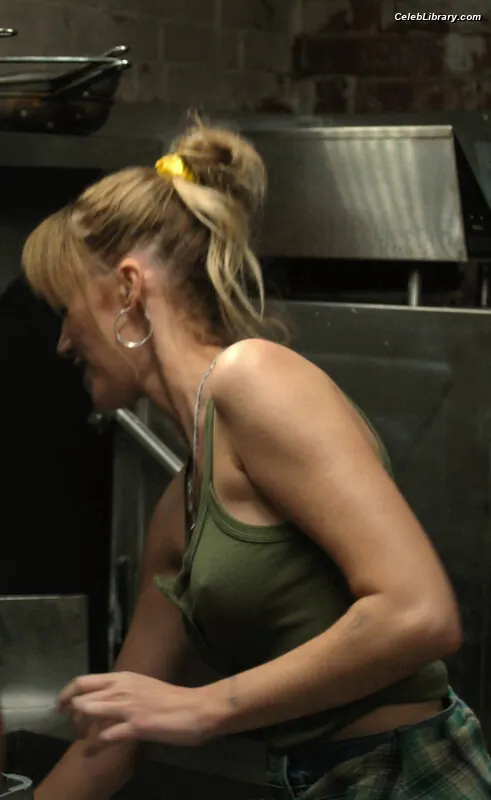 Maika Monroe photo 12 of 641