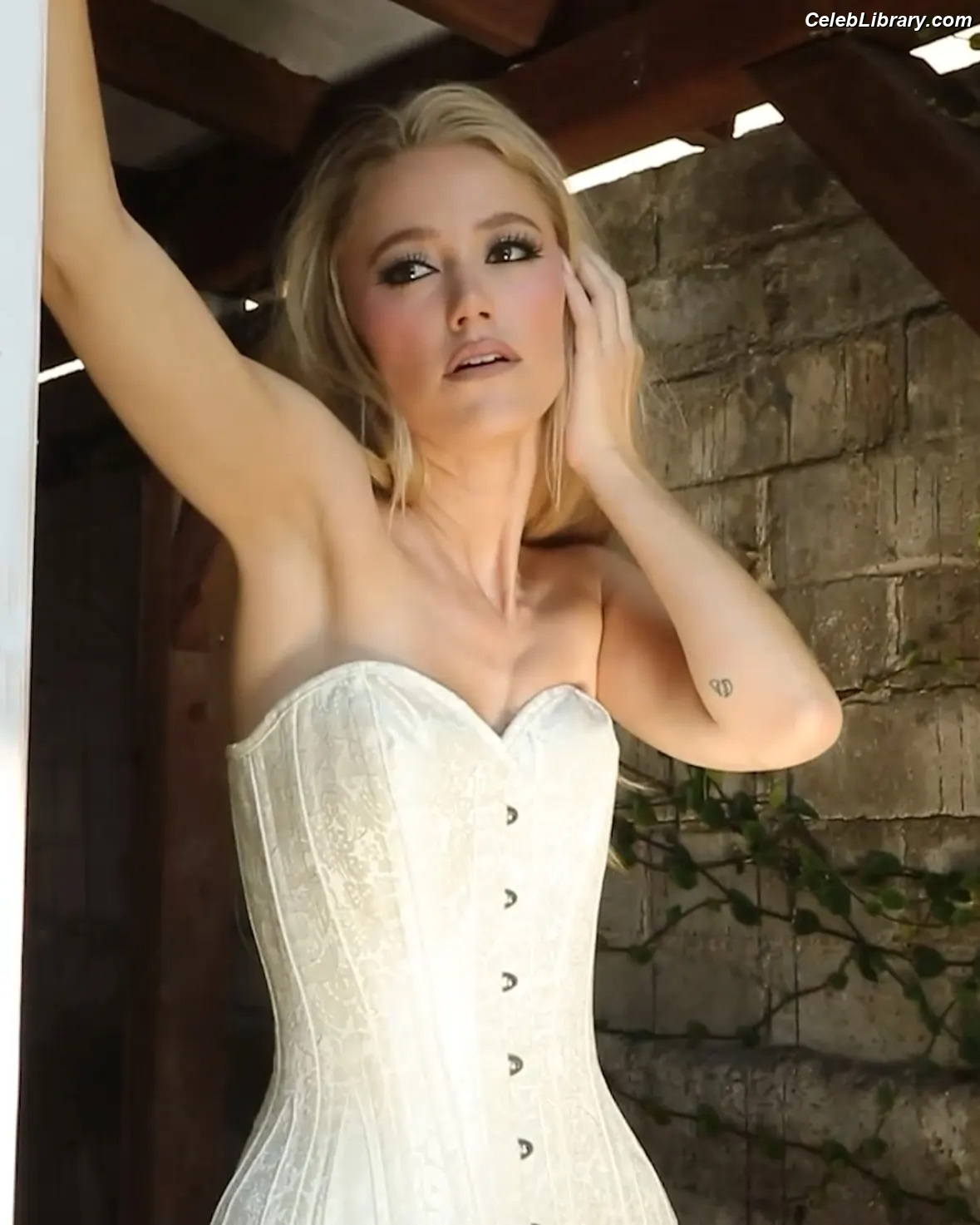 Maika Monroe photo 13 of 641