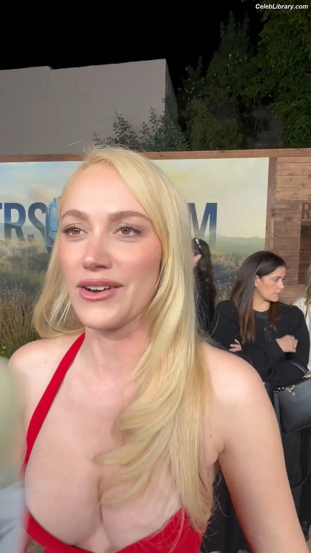 Maika Monroe photo 9 of 641