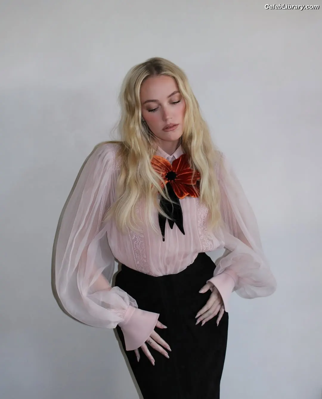 Maika Monroe photo 16 of 641