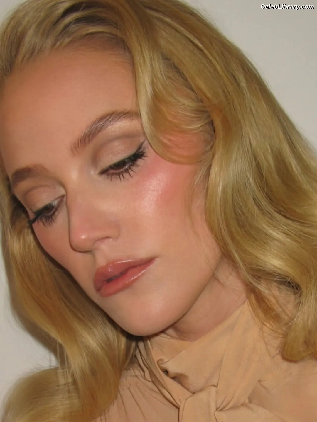 Maika Monroe photo 15 of 641