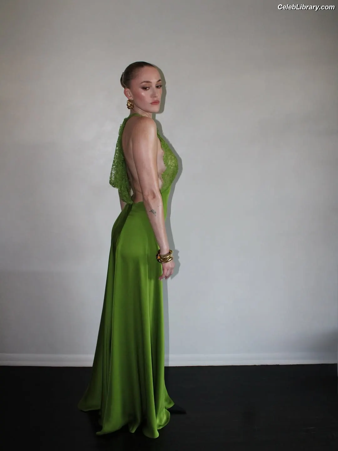 Maika Monroe photo 24 of 641
