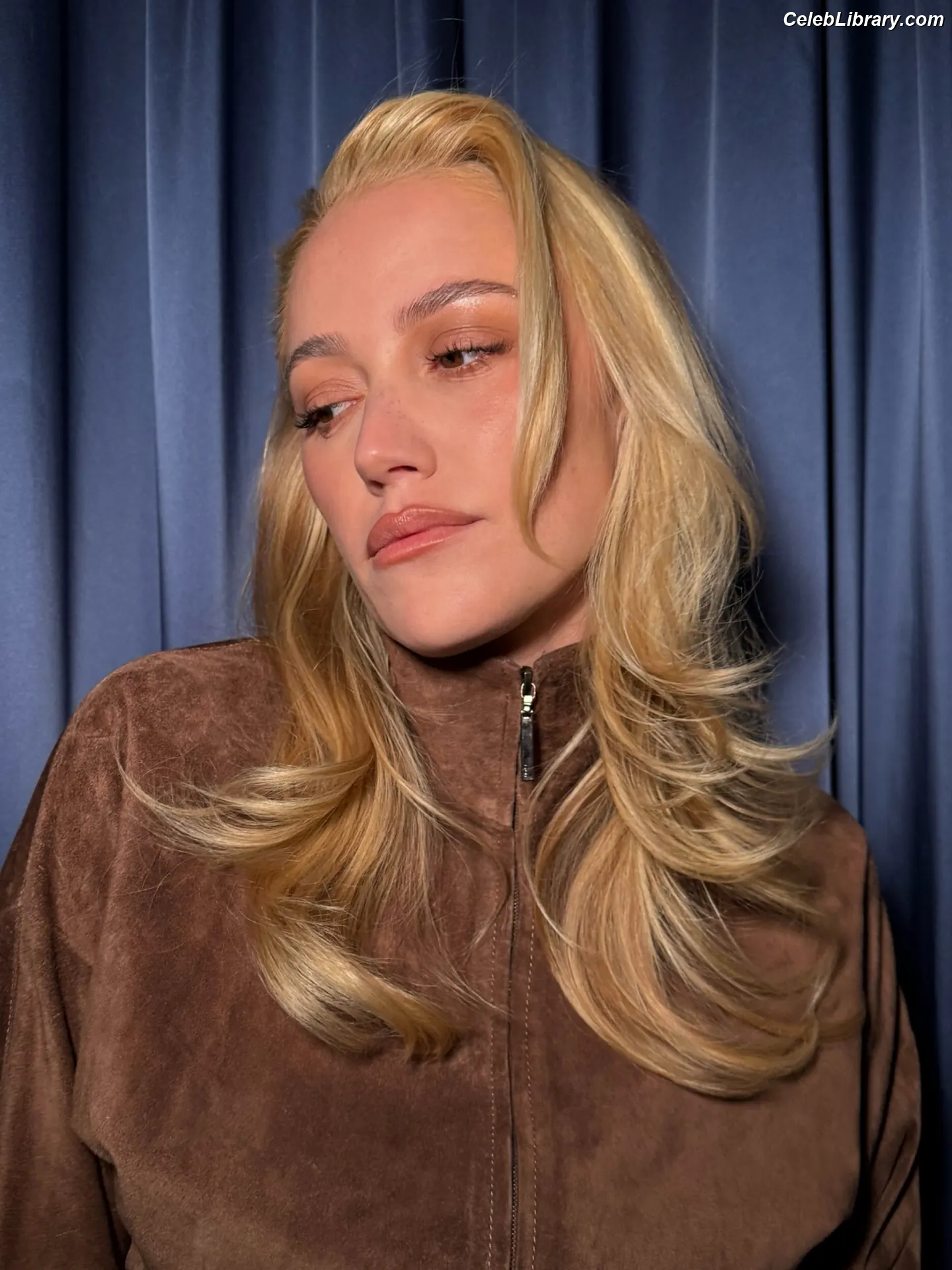 Maika Monroe photo 12 of 641