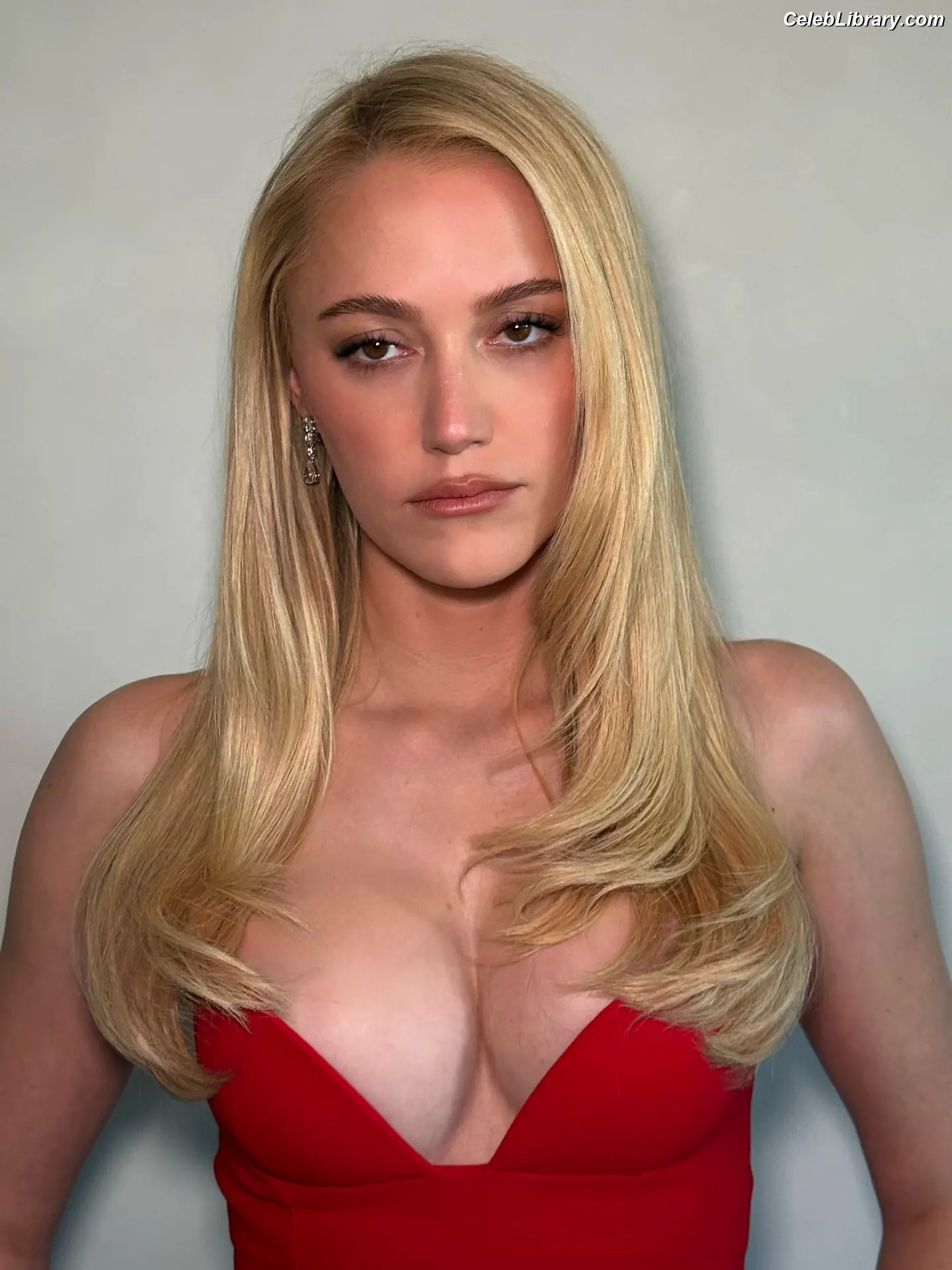 Maika Monroe photo 14 of 641