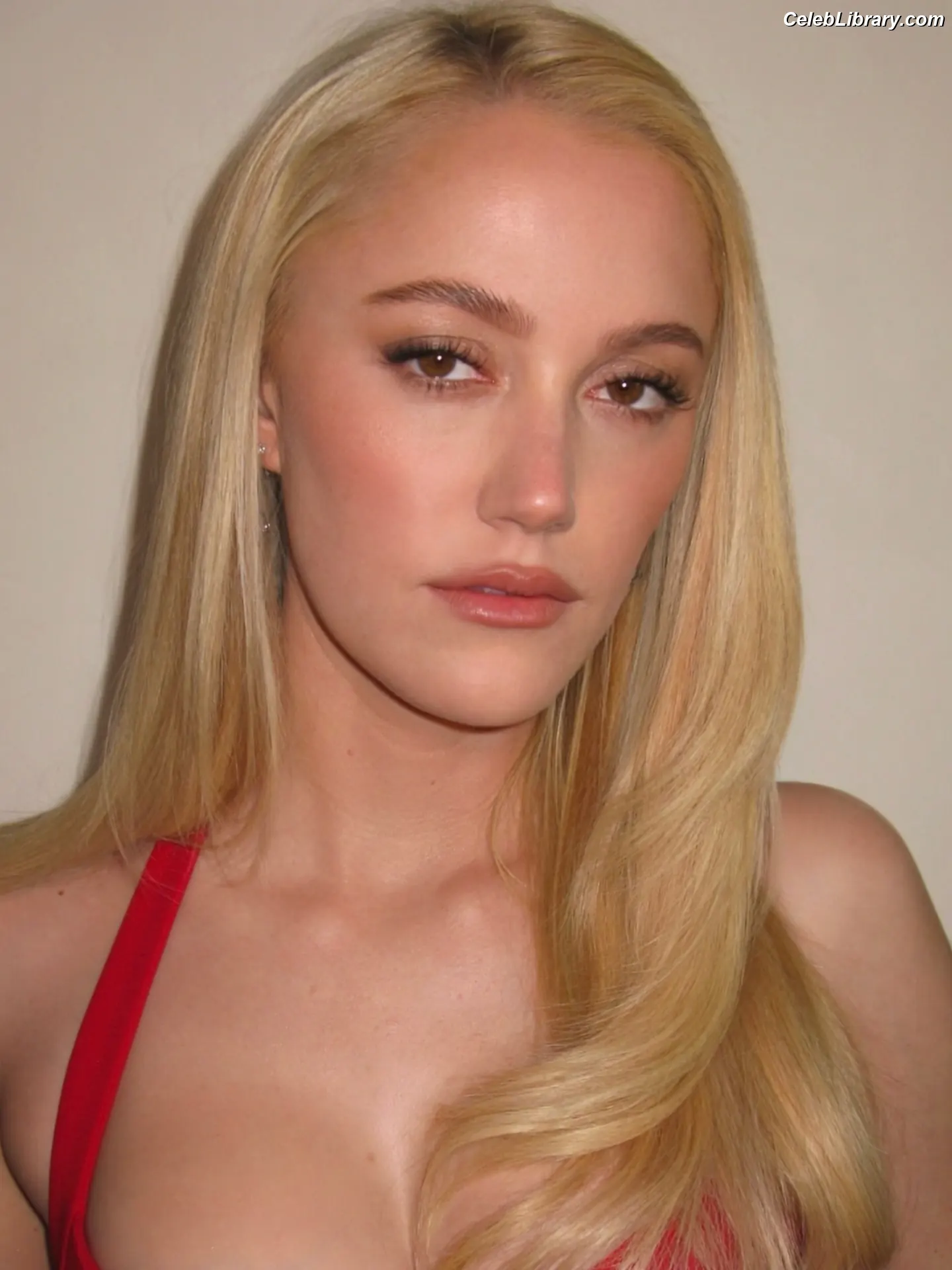 Maika Monroe photo 15 of 641