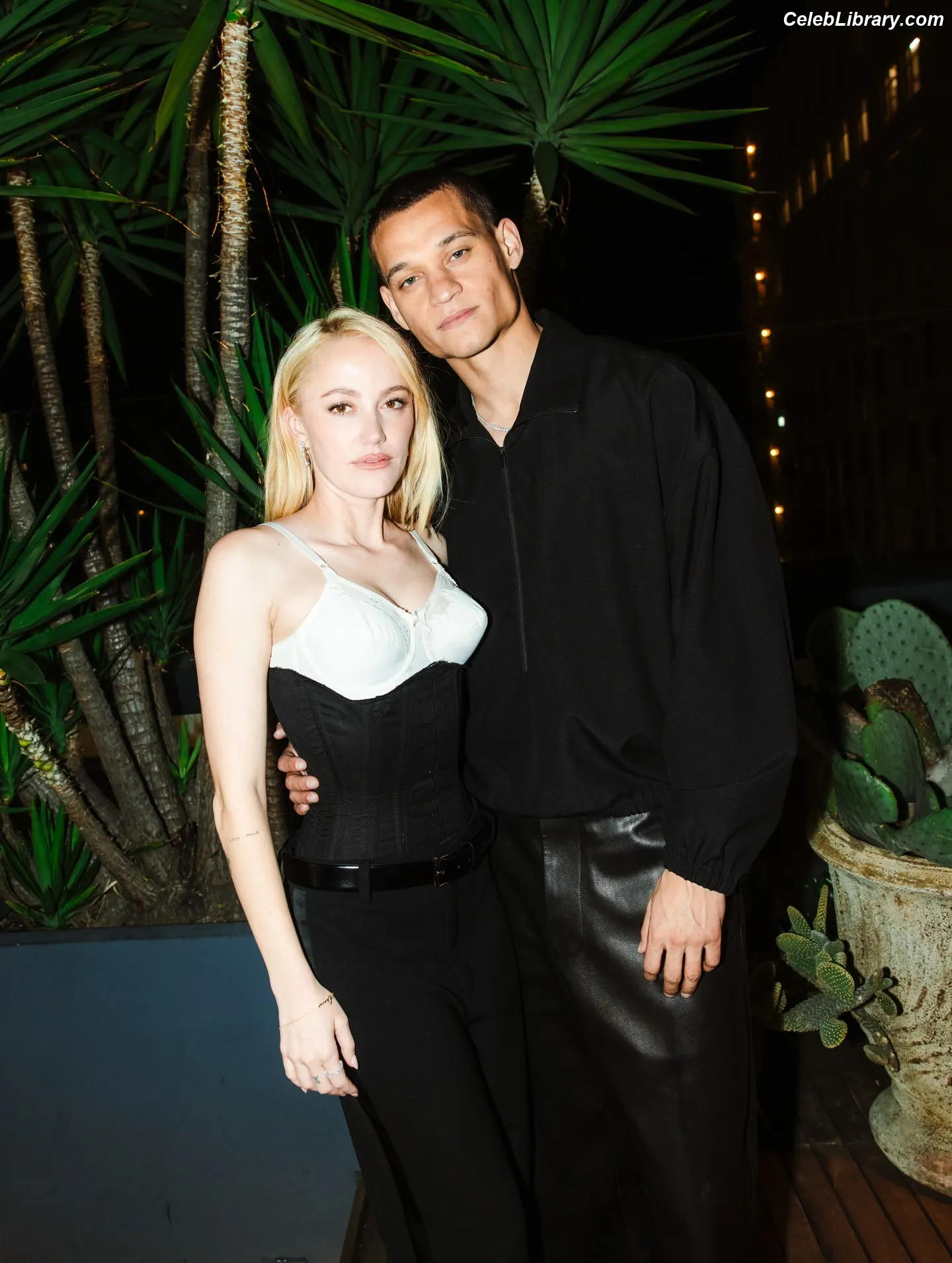 Maika Monroe photo 17 of 641