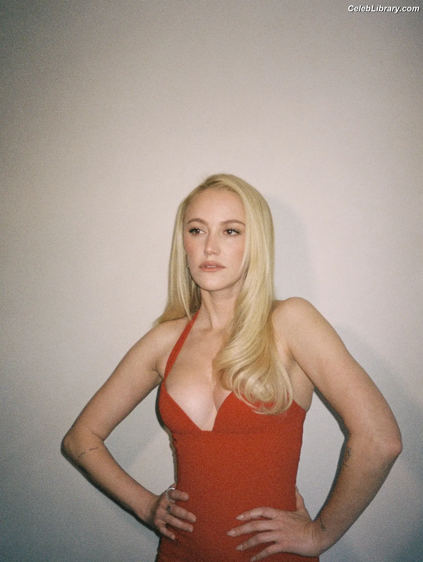 Maika Monroe photo 22 of 641