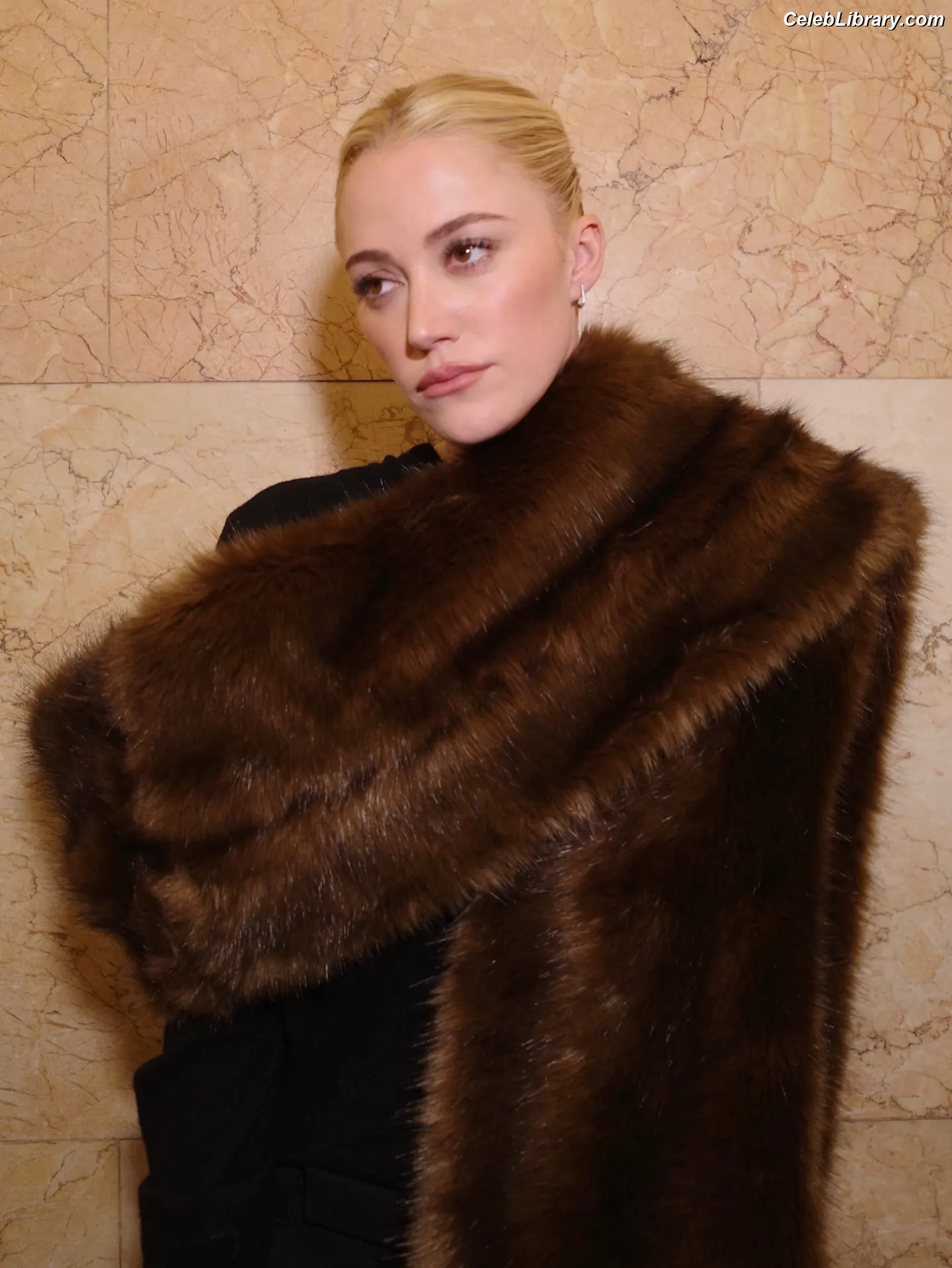 Maika Monroe photo 5 of 641