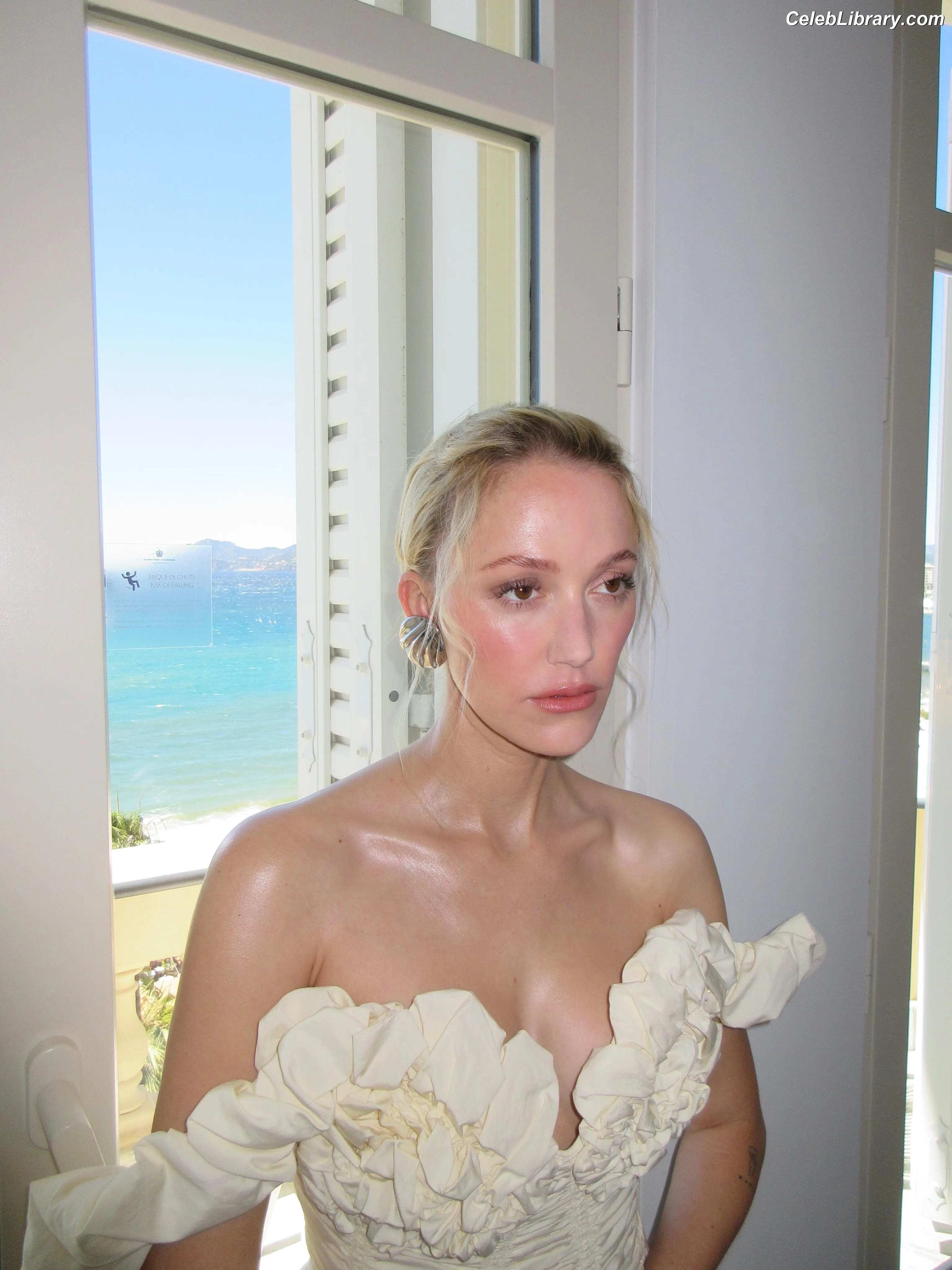 Maika Monroe photo 9 of 641