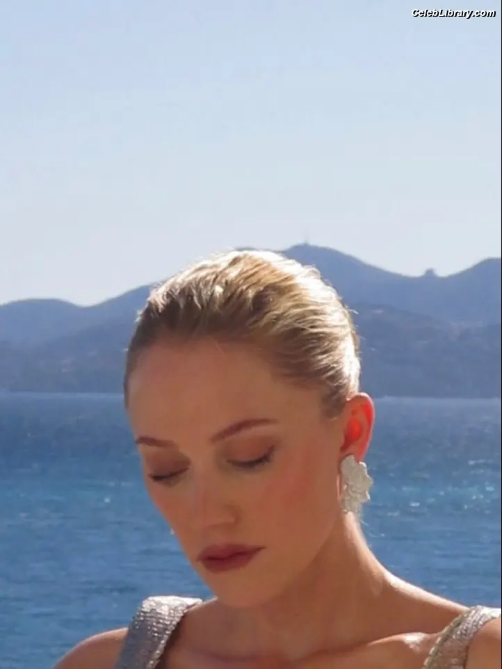 Maika Monroe photo 10 of 641
