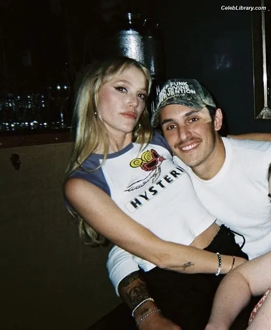 Maika Monroe photo 5 of 641