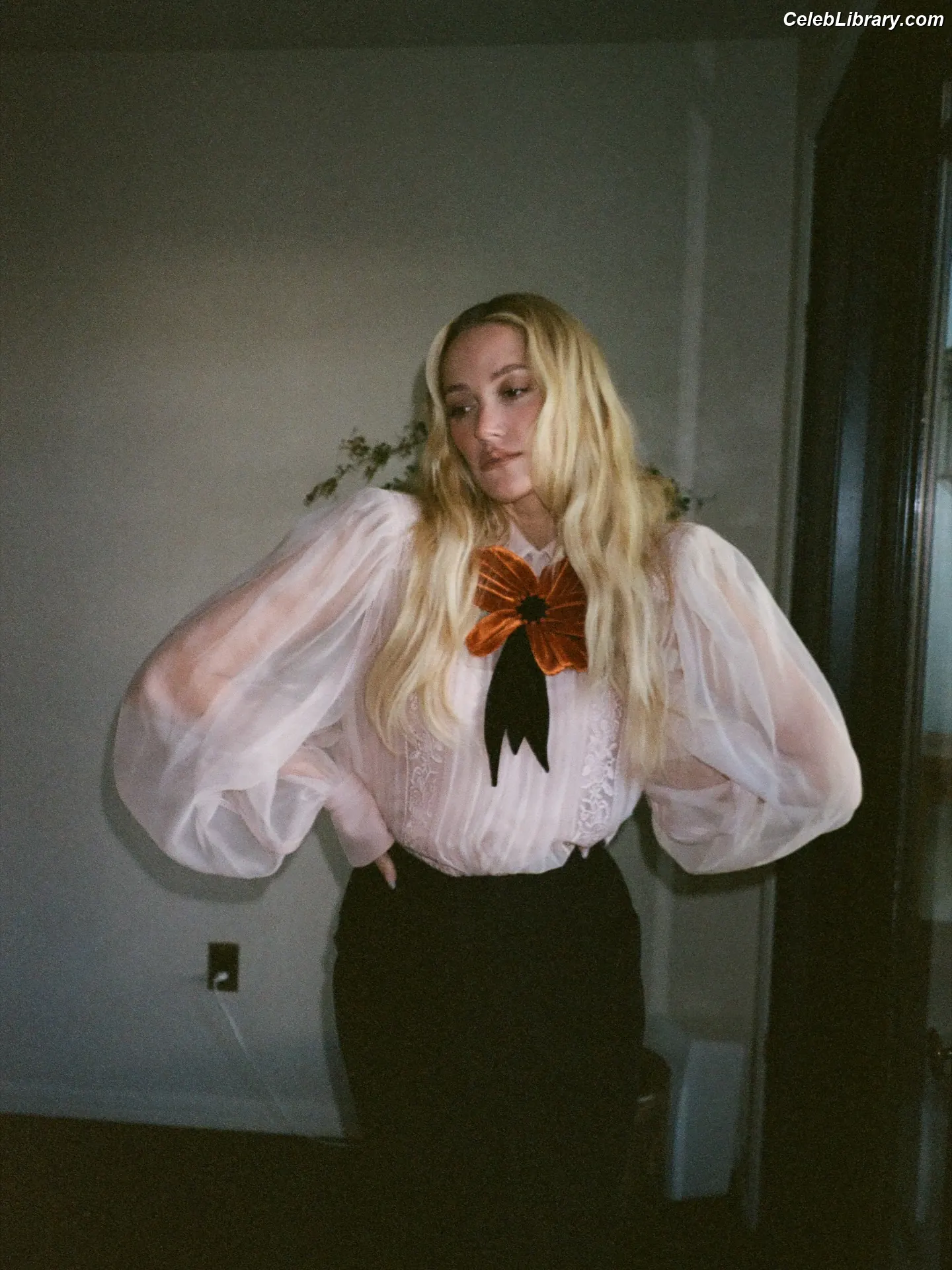 Maika Monroe photo 16 of 641