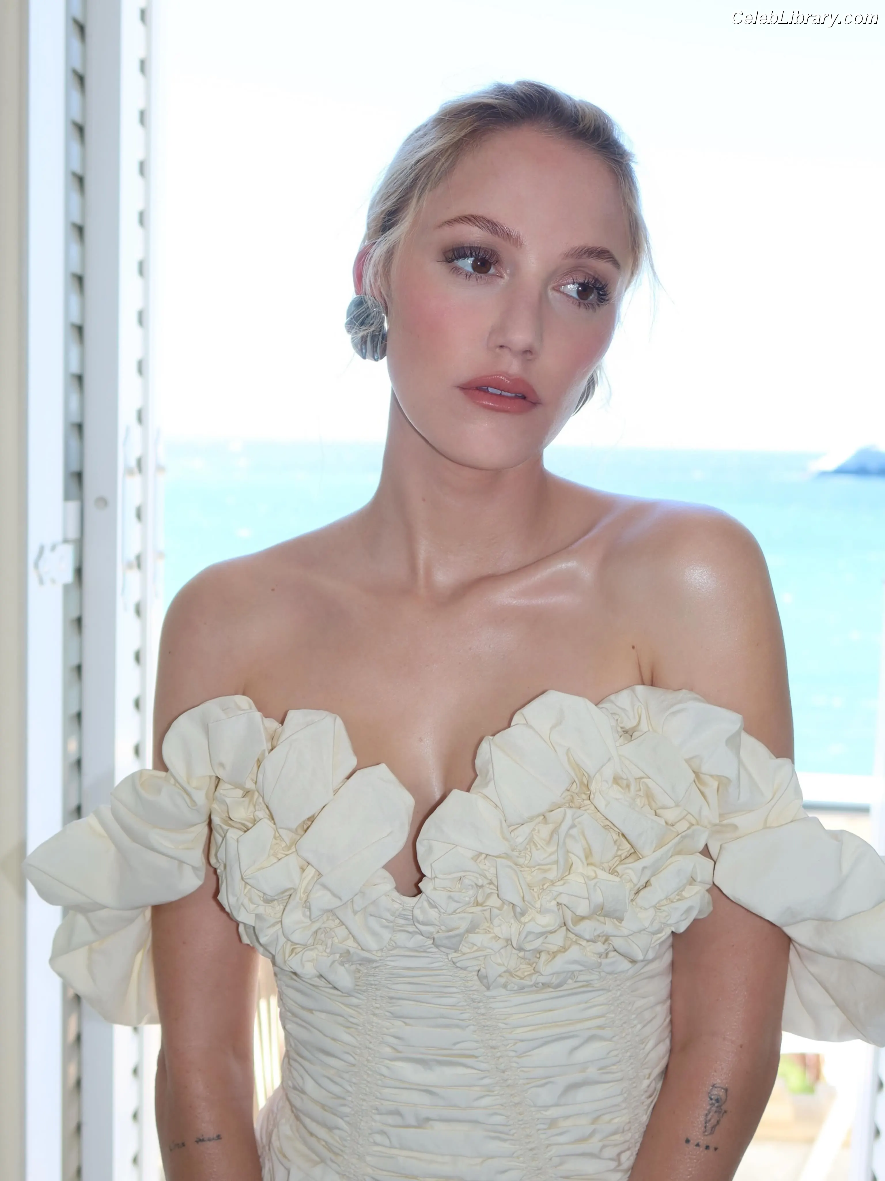 Maika Monroe photo 17 of 641