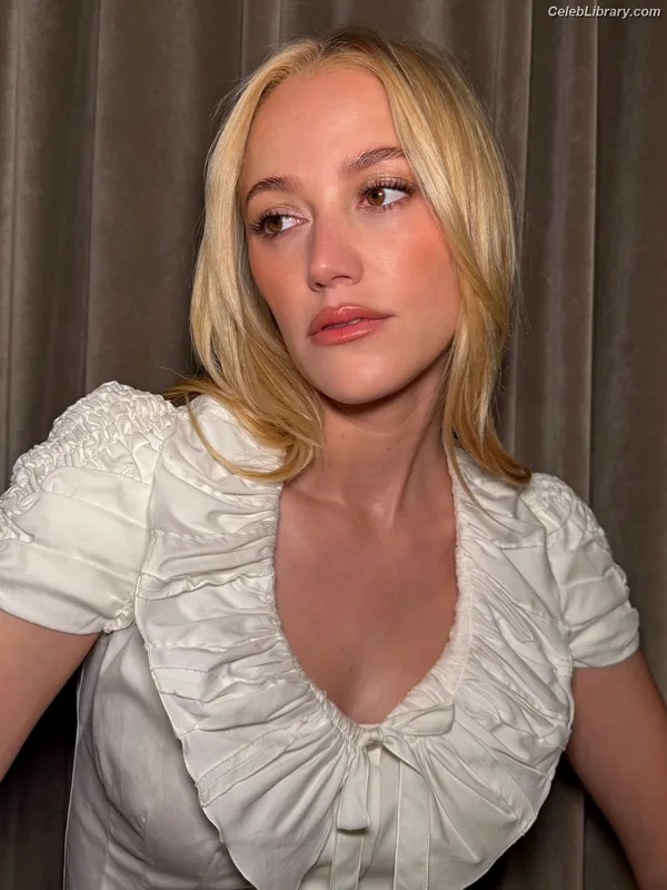 Maika Monroe photo 2 of 642