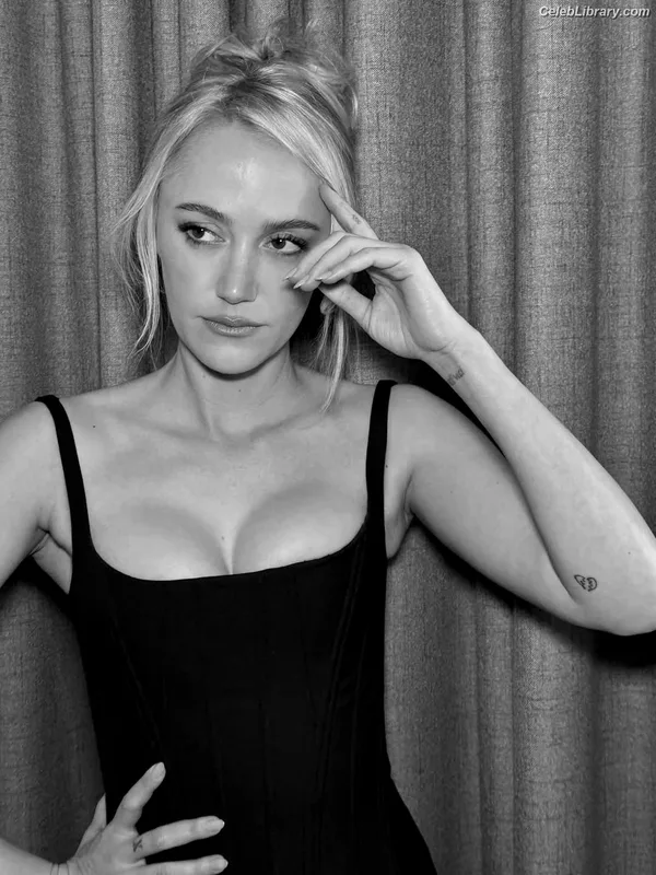 Maika Monroe photo 4 of 642