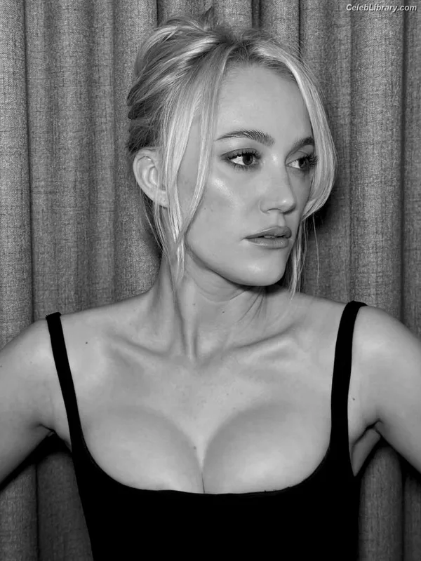 Maika Monroe photo 5 of 642